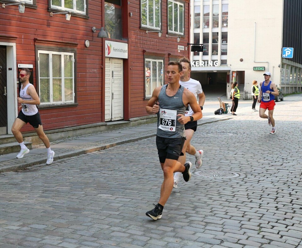 Thomas Fremo og Camilla Lund debuterte på maraton i Trondheim og vant Nr 676 Andreas Torsvik kom på tredjeplass under maratondistansen under Trondheim Maraton 2024