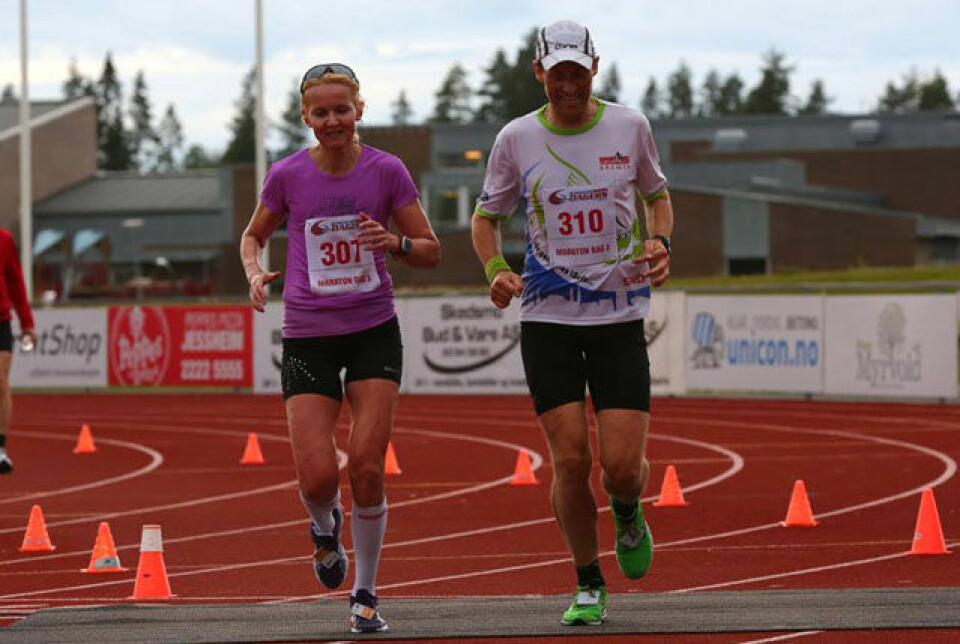 Louise SKak og Nils Hjelle kommer smamen til mål på maratonløpet innlagt i Jessheim 6-dagers på tirsdag. Foto: Bjørn Hytjanstorp Louise SKak og Nils Hjelle kommer smamen til mål på maratonløpet innlagt i Jessheim 6-dagers på tirsdag. Foto: Bjørn Hytjanstorp