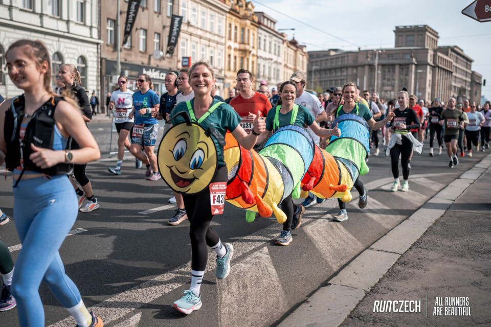 Halvmaratonløpet bukter seg som en orm gjennom Prahas gater. (Foto: RunCzech) Halvmaratonløpet bukter seg som en orm gjennom Prahas gater. (Foto: RunCzech)