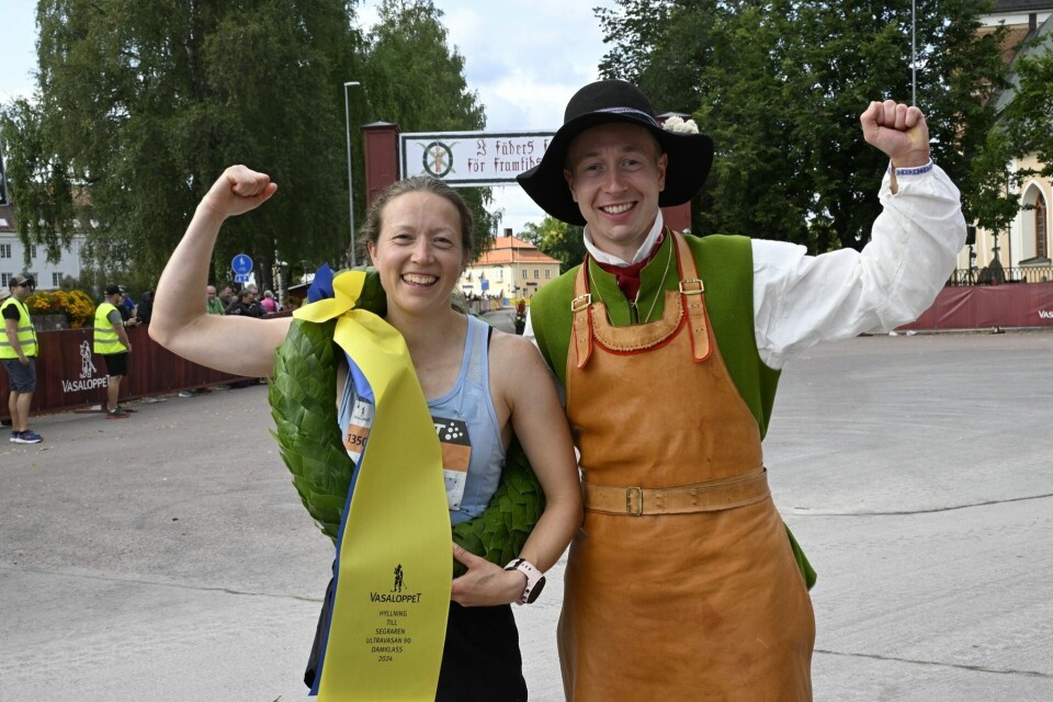Laila Kveli med kransmasen Gustav Johnsson etter dagens seier i Ultravasan 90. (Foto: Vasaloppet) Laila Kveli med kransmasen Gustav Johnsson eter dagens seier i Ultravasan 90. (Foto: Vasaloppet)