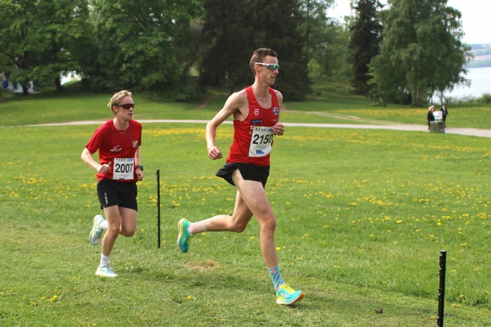 Magnus Torp Antonsen mens han fortsatt hadde Magnus Sedeniussen i hælene over gresset på Domkirkeodden etter 2 km. (Foto: Rolf Bakken) Magnus Torp Antonsen mens han fortsatt hadde Magnus Sedeniussen i hælene over gresset på Domkirkeodden etter 2 km. (Foto: Rolf Bakken)