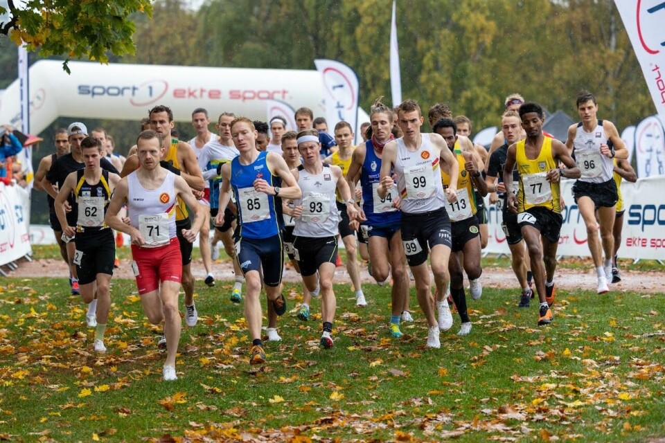 Starten går for herrene under NM i Frognerparken. Bjørnar Sandnes Lillefosse (71) fra Gular tok en imponerende seier til slutt. Nå skal han snart til Nordisk mesterskap. (Foto: Samuel Hafsahl) Starten går for herrene under NM i Frognerparken. Bjørnar Sandnes Lillefosse (71) fra Gular tok en imponerende seier til slutt. Nå skal han snart til Nordisk mesterskap. (Foto: Samuel Hafsahl)
