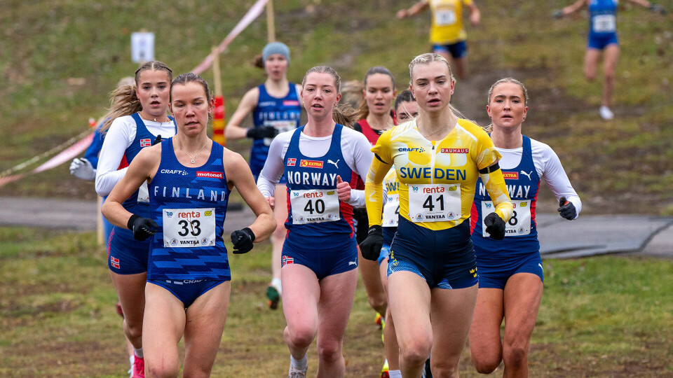 Flere norske medaljekandidater enn Jakob Ingebrigtsen i EM terrengløp? Iliona Mononen (33) tok seieren. Her med svenske Sara Christiansson foran våre tre norske løpere. (Foto: Einar Børve)