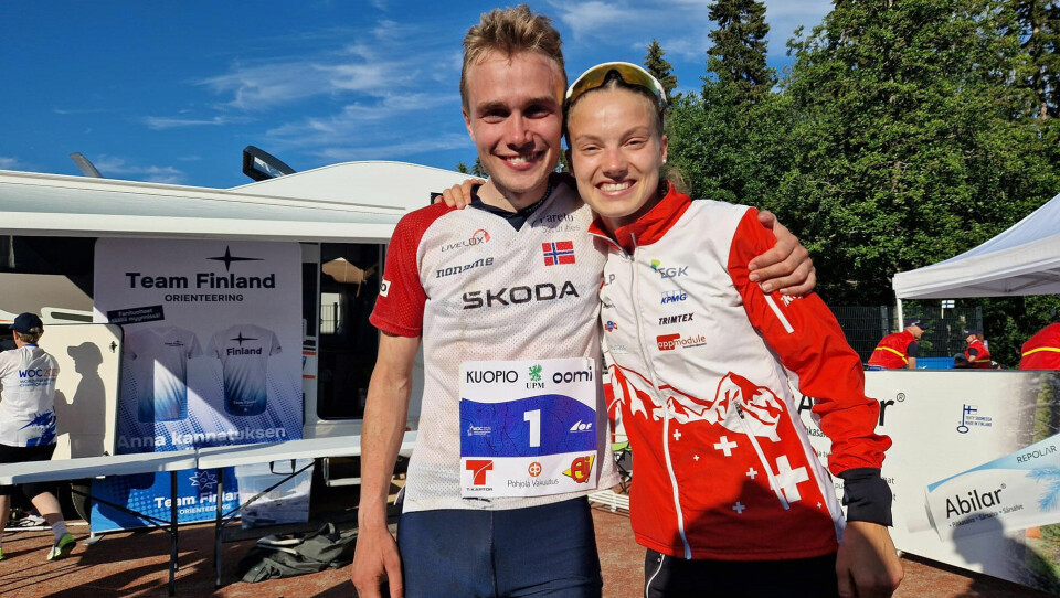Kasper Fosser vant langdistansen i VM i orientering. Her sammen med kjæreste Simona Aebersold, som vant dameklassen. (arrangørfoto) Kasper Fosser vant langdistansen i VM i orientering. Her sammen med kjæreste Simona Aebersold, som vant dameklassen. (arrangørfoto)