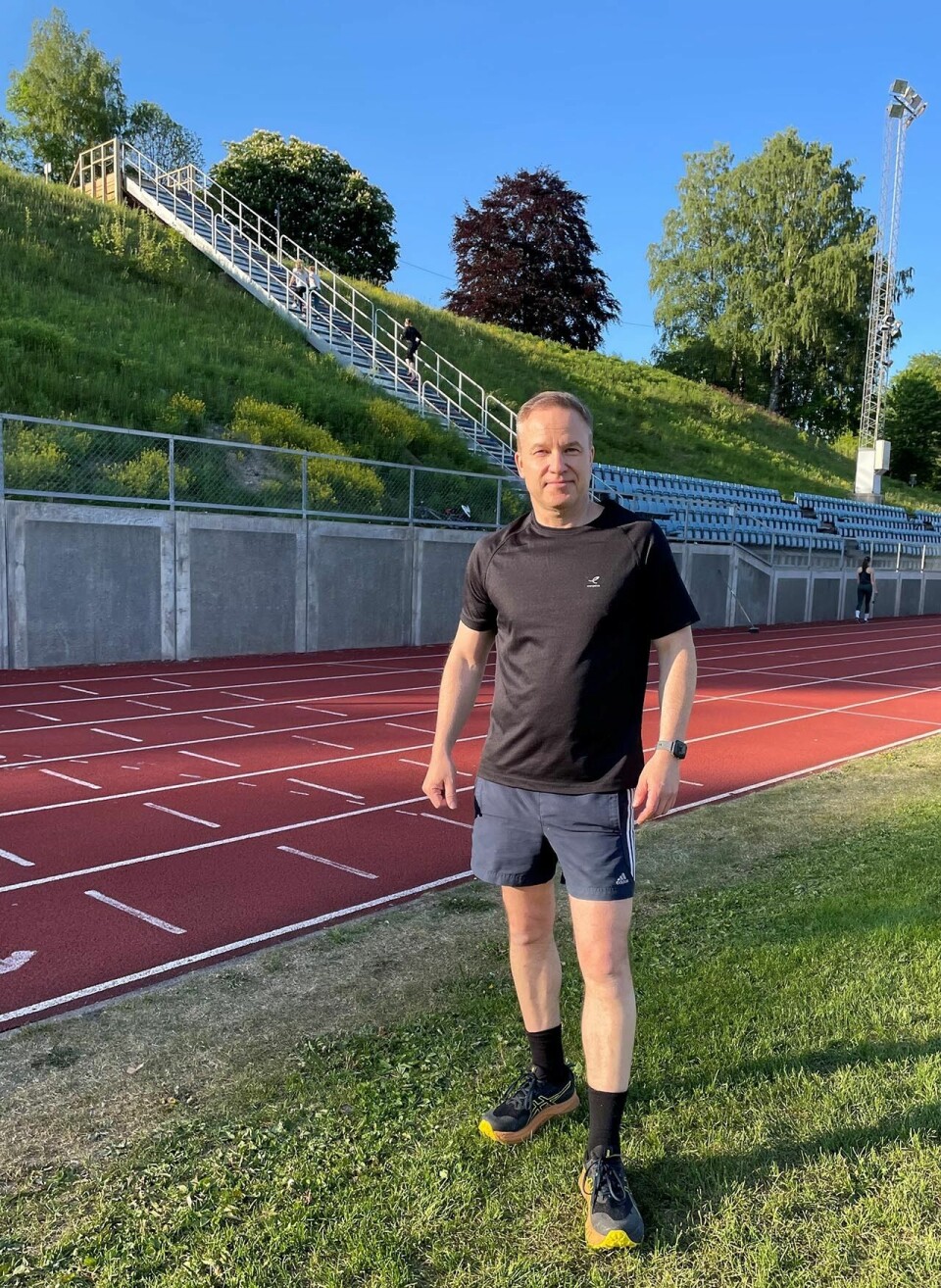 Redaktør og samfunnsdebattant Helge Lurås trener og tester seg på 400 og 800 m Helge-Luraas-på-banen-foto-privat.jpg