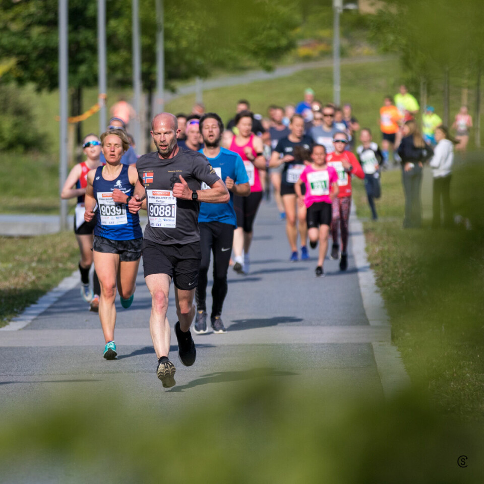 Ett av de 192 bildene som er lastet opp til bildebanken. Vi ser trippeldeltager Helge Reinholt i tet for en stor gruppe løpere. (Foto: Sylvain Cavatz) Ett av de 192 bildene som er lastet opp til bildebanken. Vi ser trippeldeltager Helge Reinholt i tet for en stor gruppe løpere. (Foto: Sylvain Cavatz)