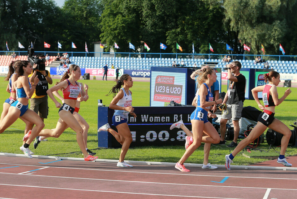Passering 400 m: Bakerst og inne ved lista holder Solveig Vråle følge med teten til en passering på drøye 61 sekunder. (Foto: Kjell Vigestad) Passering 400 m: Bakerst og inne ved lista holder Solveig Vråle følge med teten til en passering på drøye 61 sekunder. (Foto: Kjell Vigestad)