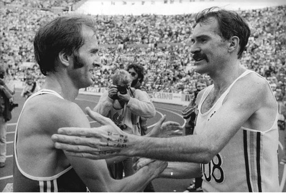 Australske Robert de Castella (til høyre) tok blant annet VM-gull på maraton i 1983 og hadde verdensrekorden på maraton fra 1981 til 1984 med tiden 2.08.18. (Foto: wikipedia/Rainer Mittelstädt) Australske Robert de Castella (til høyre) tok blant annet VM-gull på maraton i 1983 og hadde verdensrekorden på maraton fra 1981 til 1984 med tiden 2.08.18. (Foto: wikipedia/Rainer Mittelstädt)