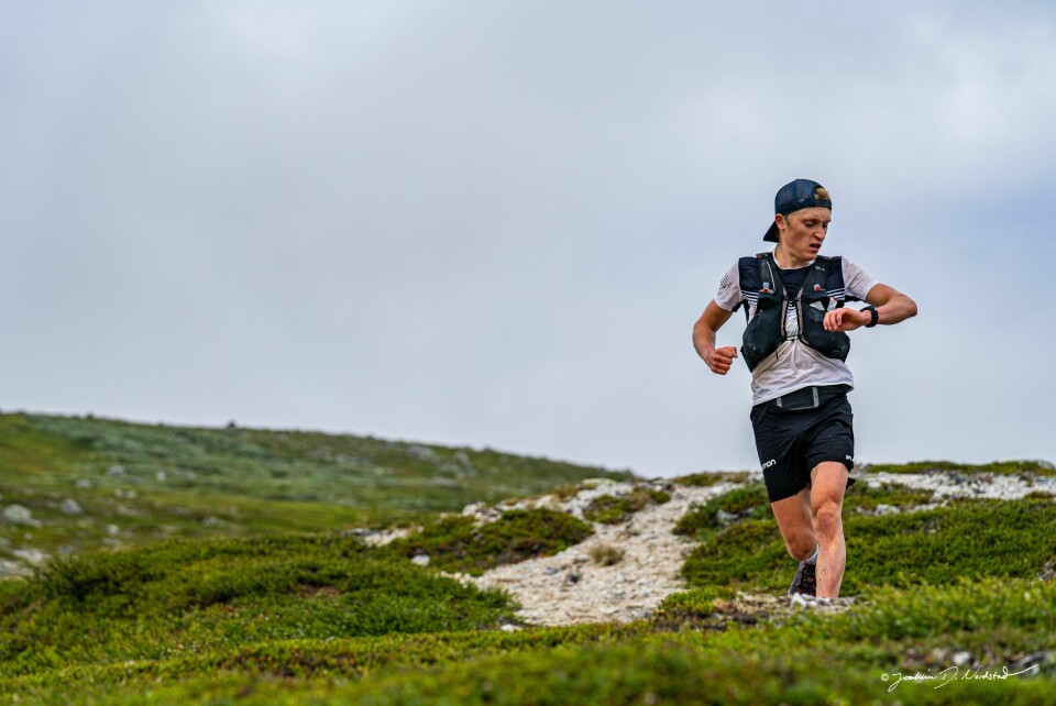 Morten Antonsen (24) debuterer i VM terrengultra, men har tidligere deltatt i VM skyrunning og VM Randonee. Bildet er fra XREID Femunden 2021 (Foto: Joakim Dokka) Morten Antonsen i XREID Femunden 2021