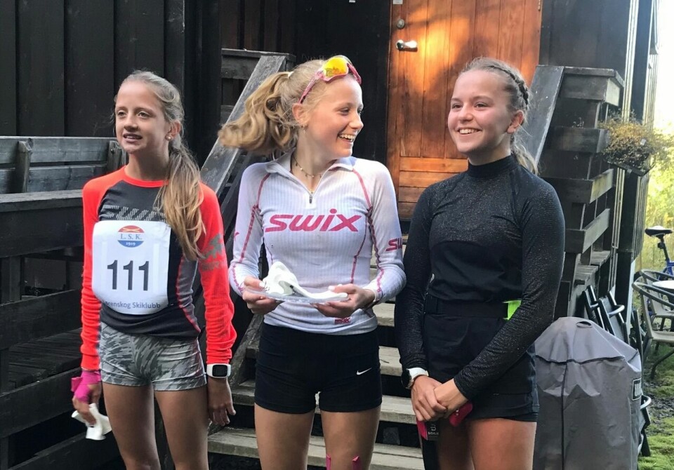 Pallen i jenteklassen på 5 km med de tre skiskytterne Marie Lund Flaa, Synne Lund Flaa og Anniken Kringler. (Arrangørfoto) Pallen i jenteklassen på 5 km med de tre skiskytterne Marie Lund Flaa, Synne Lund Flaa og Anniken Kringler. (Arrangørfoto)