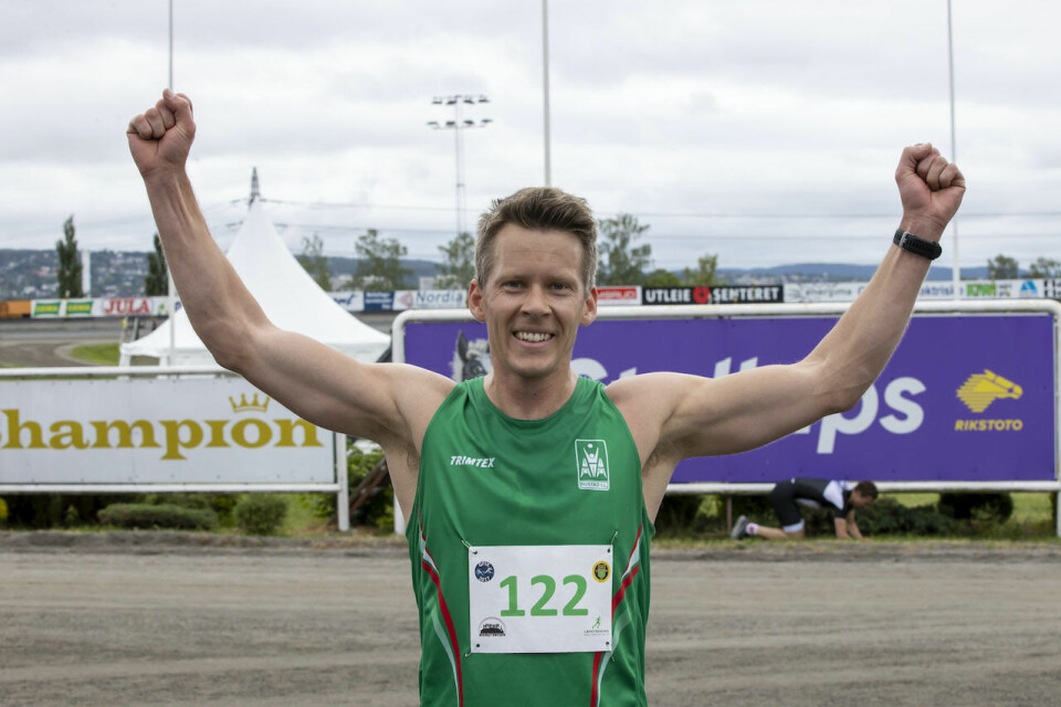 Anders Nøstdahl Gløersen fra Rustad IL var fornøyd med seieren på 10 km. (Foto: Bjørn Hytjanstorp) Anders Nøstdahl Gløersen fra Rustad IL var fornøyd med seieren på 10 km. (Foto: Bjørn Hytjanstorp)