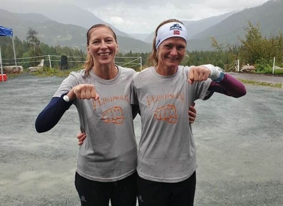 Mariann Langås og Kari Beate Hovde var to av de tre som klarte grå trøye, dvs tre maratonrunder. (Arrangørfoto) Mariann Langås og Kari Beate Hovde var to av de tre som klarte grå trøye, dvs tre maratonrunder. (Arrangørfoto)