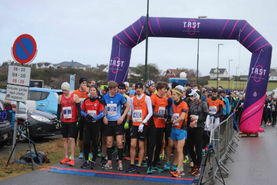 Startfeltet på 10 km. Ørjan Grønnevig (400), Alf Ante Idland Tornensis (3) og Erik Tangen Gundersen (180) står først på startstreken og kaprer også de øverste plassene på pallen. Foto: Steffen Thorsen. Startfeltet på 10 km: Ørjan Grønnvig (400), Alf Ante Idland Tornensis (3) og Erik Tangen Gundersen (180) står først på startstreken og kaprer også de øverste plassene på pallen. Foto: Steffen Thorsen.