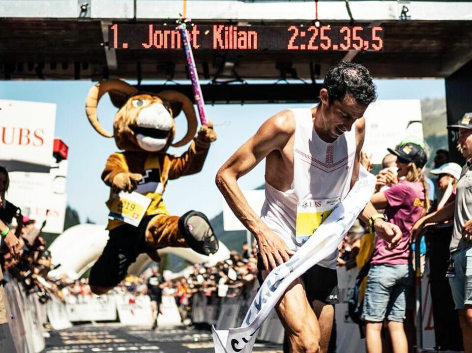 Kilian Jornet løp over mål på ny løyperekord til stor jubel. (Foto: arrangøren) Kilian Jornet løp over mål på ny løyperekord til stor jubel. (Foto: arrangøren)