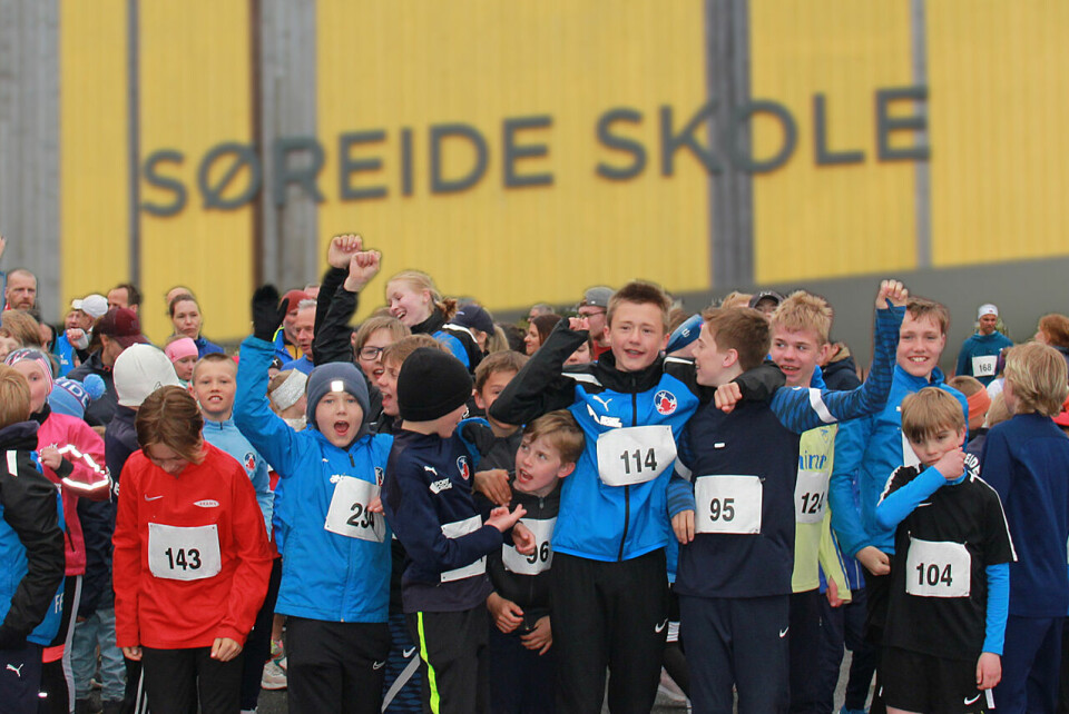 Det var mange ivrige barn og ungdommer ved starten foran Søreide skole da det første løpet ble arrangert i fjor. (Foto: Camila Andrade/montasje: Arne Dag Myking) Søreide skole og mange entusiastiske barn