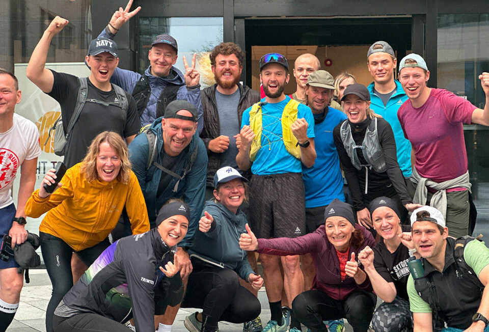 Jake Catterall sammen med alle fremmøtte på Aker Brygge i Oslo. I dag har han fortsatt sørover. (Foto: Tom-Arild Hansen) Jake Catterall sammen med alle fremmøtte på Aker Brygge i Oslo. I dag har han fortsatt sørover. (Foto: Tom-Arild Hansen)