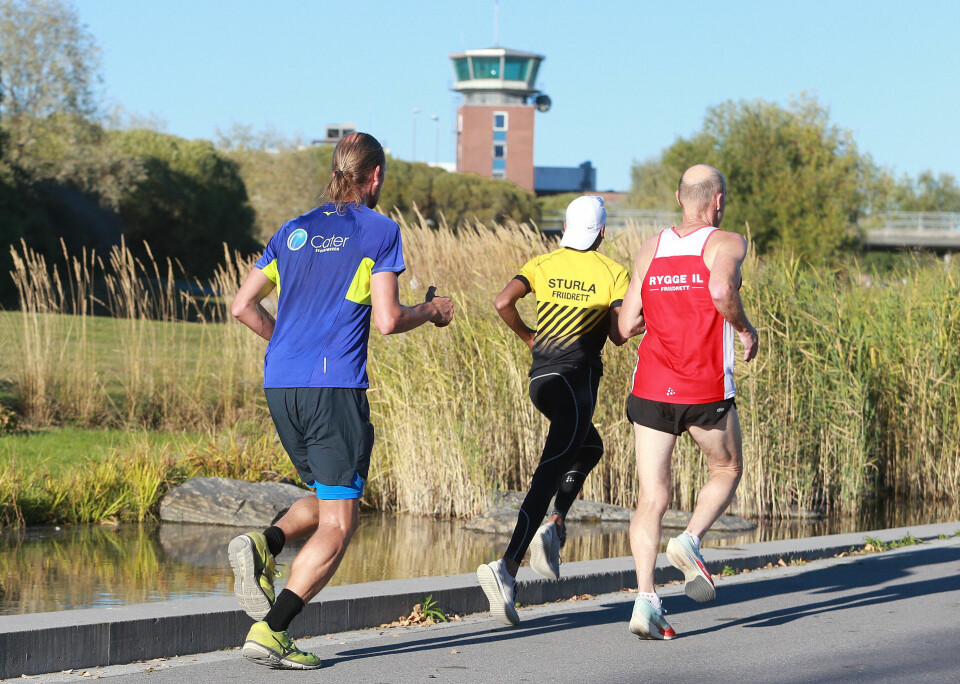 Vakkert i Nansenparken: Flytårnet på Norges tidligere hovedflyplass er symbolet til Fornebuløpet. Her følger ultraløper Gjermund Sørstad sønnen Haakon i 5 km-løpet. (Foto: Kjell Vigestad) Vakkert i Nansenparken: Flytårnet på Norges tidligere hovedflyplass er symbolet til Fornebuløpet. Her følger ultraløper Gjermund Sørstad sønnen Haakon i 5 km-løpet. (Foto: Kjell Vigestad)