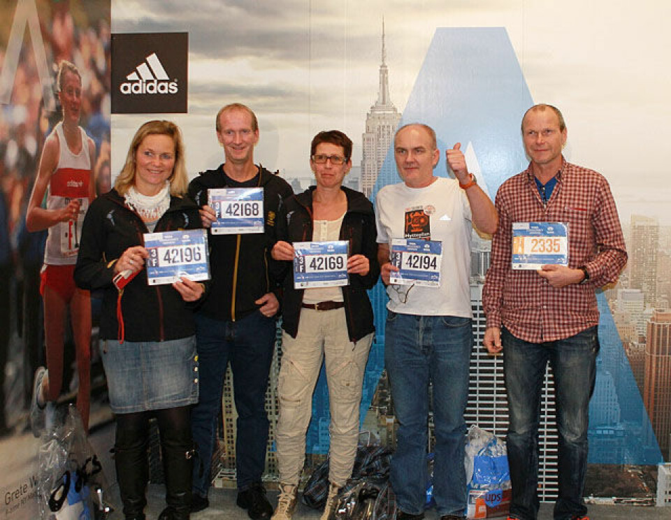 Fem fra Hytteplan Sport har hentet startnummeret og er klar for søndagens maraton. I hvit T-skjorte ser vi Hytteplan-sjefen Jon Anders Kvisgaard, som løper New York Marathon for tredje gang. Last ned appen til New York Marathon, fyll inn startnummeret og følg løperne underveis. Fem fra Hytteplan Sport har hentet startnummeret og er klar for søndagens maraton. I hvit T-skjorte ser vi Hytteplan-sjefen Jon Anders Kvisgaard, som løper New York Marathon for tredje gang. Last ned appen til New York Marathon, fyll inn startnummeret og følg løperne underveis.