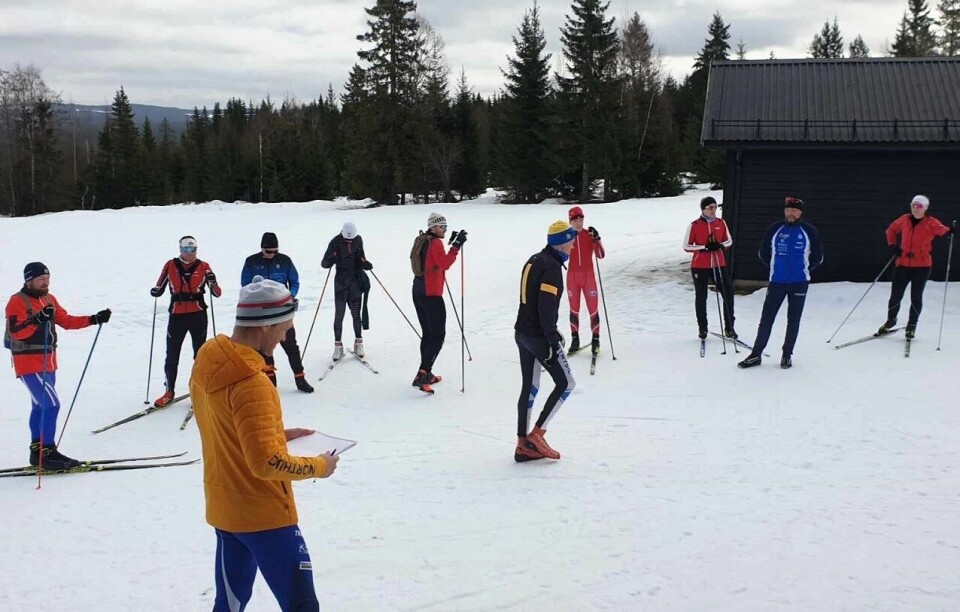Amund Sigstad med racebriefing på Svenkerudvollen før fellesstarten kl 10. (Foto: Hanne Sigstad) Amund Sigstad med racebriefing på Svenkerudvollen før fellesstarten kl 10. (Foto: Hanne Sigstad)