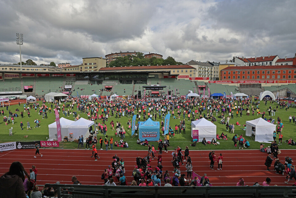 Oppvarmingen er godt i gang for kvinnene på Bislett stadion. (Foto: Tom-Arild Hansen) Oppvarmingen er godt i gang for kvinnene på Bislett stadion. (Foto: Tom-Arild Hansen)
