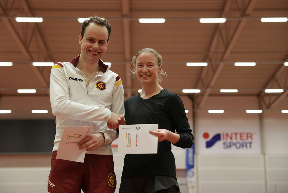 Eldar Fagerbakke og Synne Amundsgård kan gratulere hverandre etter å ha mottatt premier for å ha vunnet 3000 meter. (Alle foto: Arne Dag Myking) Eldar Fagerbakke og Synne Amundsgård kan gratulere hverandre etter å ha mottatt premier for å ha vunnet 3000 meter. (Alle foto: Arne Dag Myking)