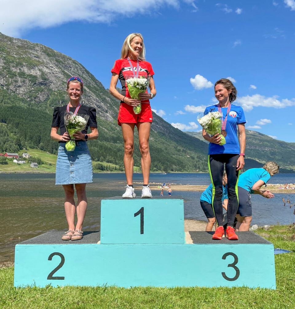 Silje Eklund og Ebrahim Abdulaziz ble norgesmestere på maraton Damer_pall_3.jpg
