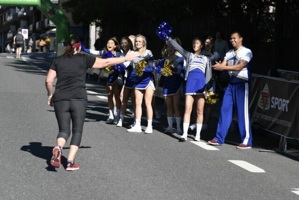 Den smilende løpsfesten Oslo Maraton cheerleading