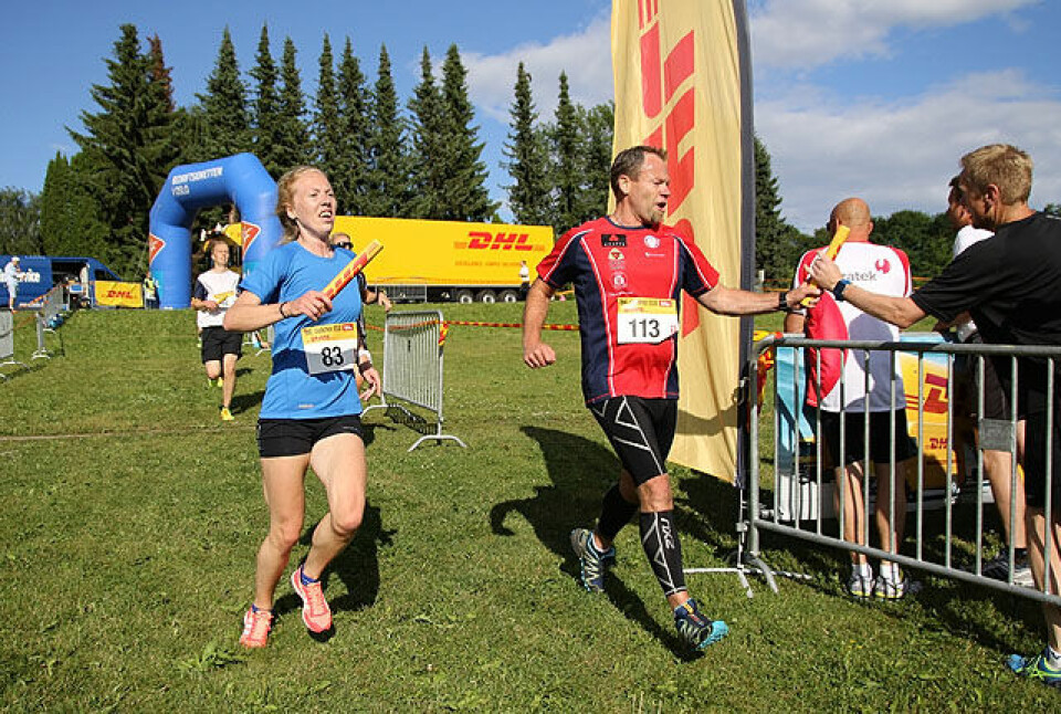 Hilde Visthoff Drange, Visma Consulting og Thom-Arne Norheim, Eidsvoll Værks Skiklub veksler etter førsteetappen. Hilde Visthoff Drange, Visma Consulting og Thom-Arne Norheim, Eidsvoll Værks Skiklub veksler etter førsteetappen.