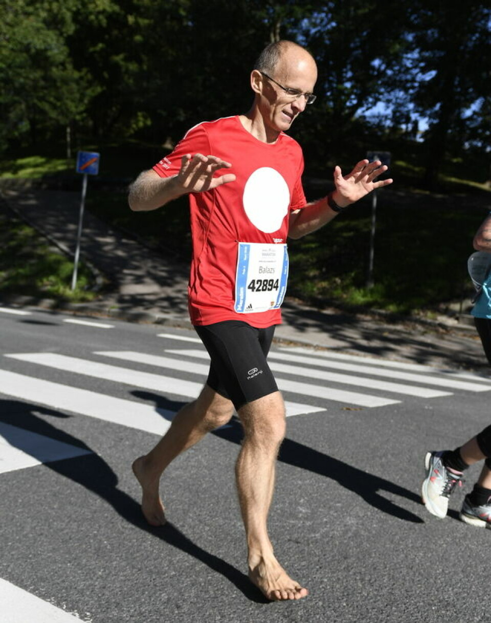 Den smilende løpsfesten Oslo Maraton Balazs Szel barbeint