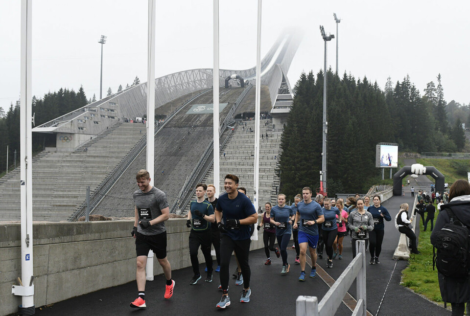 Med Holmenkollbakken i bakgrunnen, og som siste hinder, ble hinderløpet Toughest arrangert i Oslo i helga. (Alle foto: Berit Eide) Med Holmenkollbakken i bakgrunnen, og som siste hinder, ble hinderløpet Toughest arrangert i Oslo i helga. (Alle foto: Berit Eide)