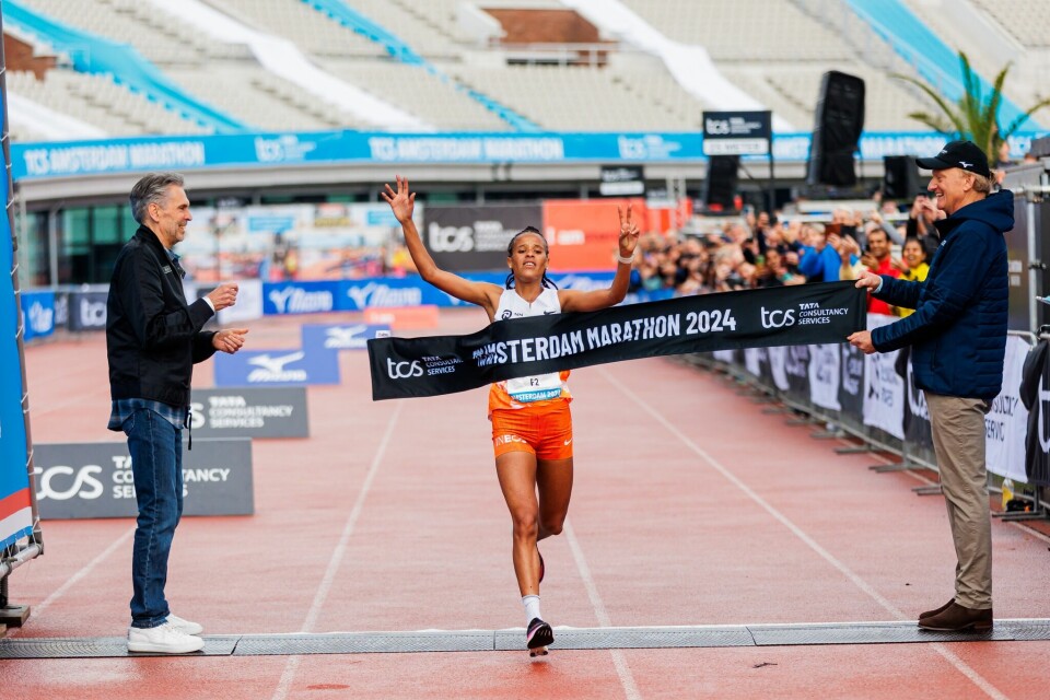 Yalemzerf Yehualaw inn til løyperekord og verdens femte beste maratontid i Amsterdam søndag. (Foto fra løpets facebookside) Yalemzerf Yehualaw inn til løyperekord og verdens femte beste maratontid i Amsterdam søndag. (Foto fra løpets facebookside)
