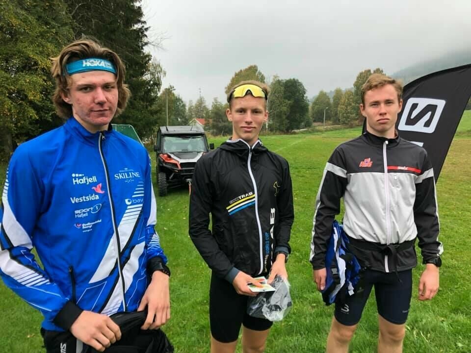 50 deltagere i den tredje utgaven av motbakkeløpet Saksumdal Opp De tre beste gutter junior.jpg