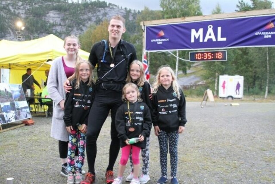 Tom Erik Halvorsen og Helen Martinsen vant TT/NM terrengultra IMG_5756_Vegard_Sundsli_og_hans_5_søstre (640x427).jpg