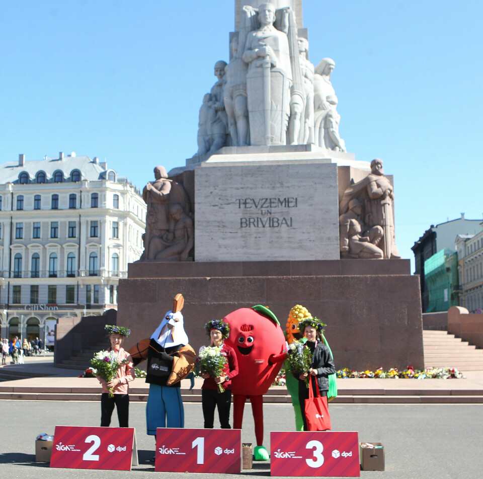 Løypa til den nye VM-distansen - en engelsk mil - ble testet i Riga i dag Mile_premier_damer_med_Heltestatuen_A20G4076.jpg