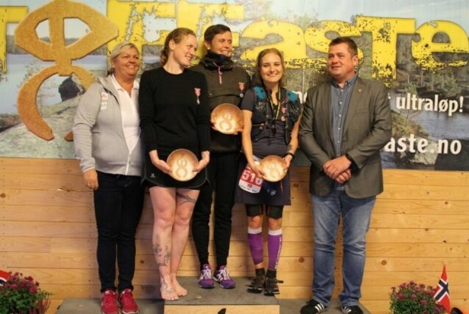 Tom Erik Halvorsen og Helen Martinsen vant TT/NM terrengultra IMG_5933_kvinnepallen_med_NFIFrepr_og_ordfører (640x427).jpg