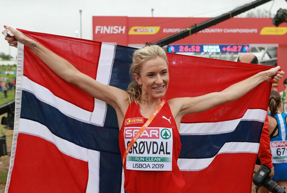 Etter fire år med bronse løp Karoline inn til sølv i EM terrengløp Karoline_Groevdal_med_flagg_1280_AZ3T2500.jpg