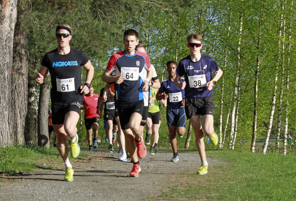 Geir Steig (61) Luster IL var i teten i løpet fra start til mål. Her løper han i front sammen med Morten Eide Pedersen (61) fra Lillehammer og Mikkel Thommassen (38), LIF, som vant klasse M 16 – 19 år. Geir Steig (61) Luster IL var i teten i løpet fra start til mål. Her løper han i front sammen med Morten Eide Pedersen (61) fra Lillehammer og Mikkel Thommassen (38), LIF, som vant klasse M 16 – 19 år.