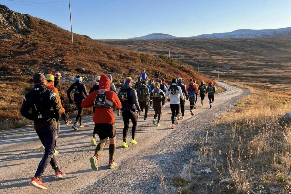 43 løpere la avgårde på Jotunheimvegen i fint høstvær kl 0700 før det ble andre rammebetingelser. (Foto: Linda Aulie Åsen) 43 løpere la avgårde på Jotunheimvegen i fint høstvær kl 0700 før det ble andre rammebetingelser. (Foto fra Skåbu Fjellmaratons facebookside)