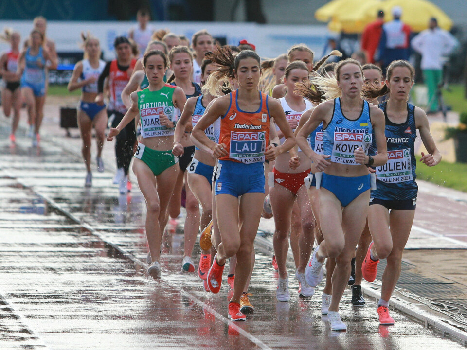 Stort felt: Hele 28 jenter stilte til start på 10000 m fredag kveld på Kadriorg stadion i Tallinn. Starten gikk rett etter en halvtimes solid regnbyge som stelte i stand store problemer for lengdehopperne. (Foto: Kjell Vigestad) Stort felt: Hele 28 jenter stilte til start på 10000 m fredag kveld på Kadriorg stadion i Tallinn. Starten gikk rett etter en halvtimes solid regnbyge som stelte i stand store problemer for lengdehopperne. (Foto: Kjell Vigestad)