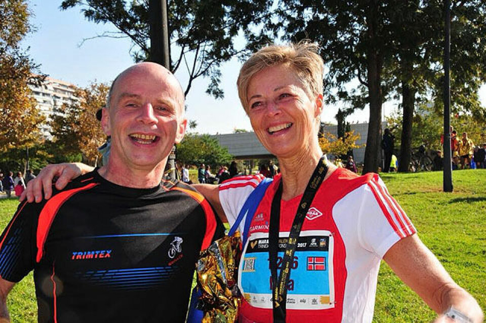 All grunn til å være strålende fornøyd etter klasseseieren og et historisk maratonløp i Valencia for Nina Wavik Ytterstad. Også Kjell Arne Olsen var bra fornøyd etter 3.02.15 i sitt første maratonløp på 27 år. Foto: Morten Ytterstad All grunn til å være strålende fornøyd etter klasseseieren og et historisk maratonløp i Valencia for Nina Wavik Ytterstad. Også Kjell Arne Olsen var bra fornøyd etter 3.02.15 i sitt første maratonløp på 27 år. Foto: Morten Ytterstad