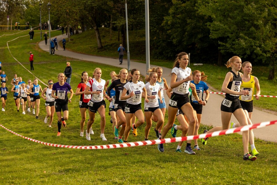 Ingeborg Østgård tok NM-gull med iskaldt løpsopplegg Ina Halle Haugen i f¢ringen.jpg