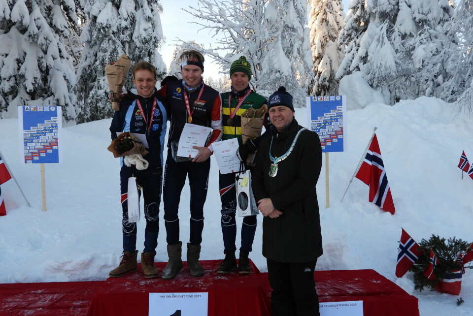 Ordfører i Åmot, Ole Erik Hørstad delte ut medaljer og premier. Her sammen med medaljevinneren i H21. (Foto: Stein Arne Negård) Ordfører i Åmot, Ole Erik Hørstad delte ut medaljer og premier. Her sammen med medaljevinneren i H21. (Foto: Stein Arne Negård)