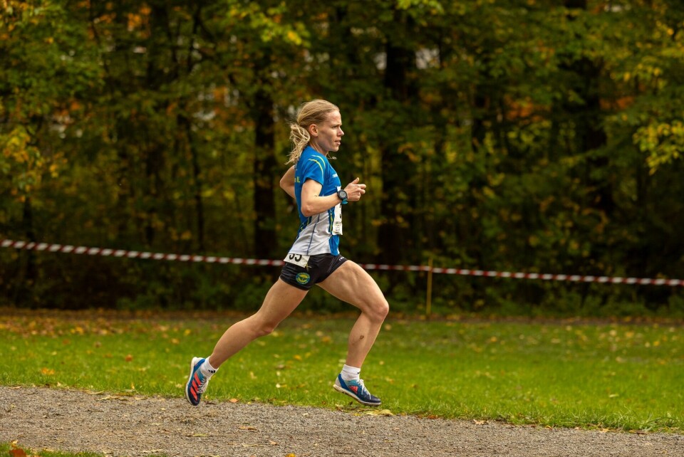 Ingeborg Østgård tok NM-gull med iskaldt løpsopplegg Hanne Mj¢en Maridal i steget.jpg