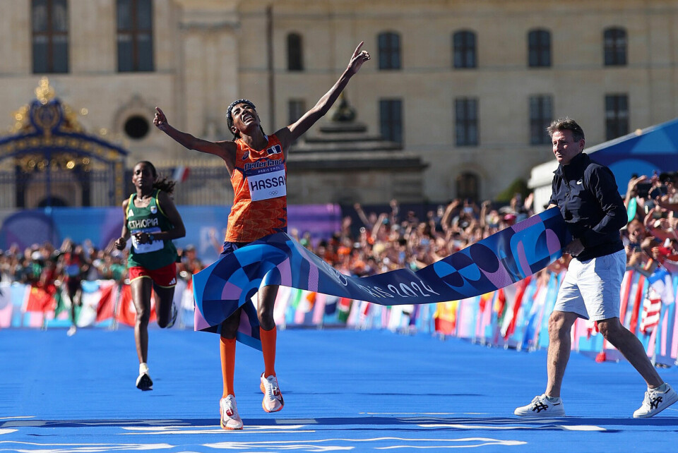 Sifan Hassan kan endelig avslutte sin helt spinnville OL-satsing med tre øvelser, med tre medaljer. Og denne siste ble av gull. Løpslegenden Sebastian Coe holder målseglet. (Foto: World Athletics) Sifan Hassan går i mål som vinner