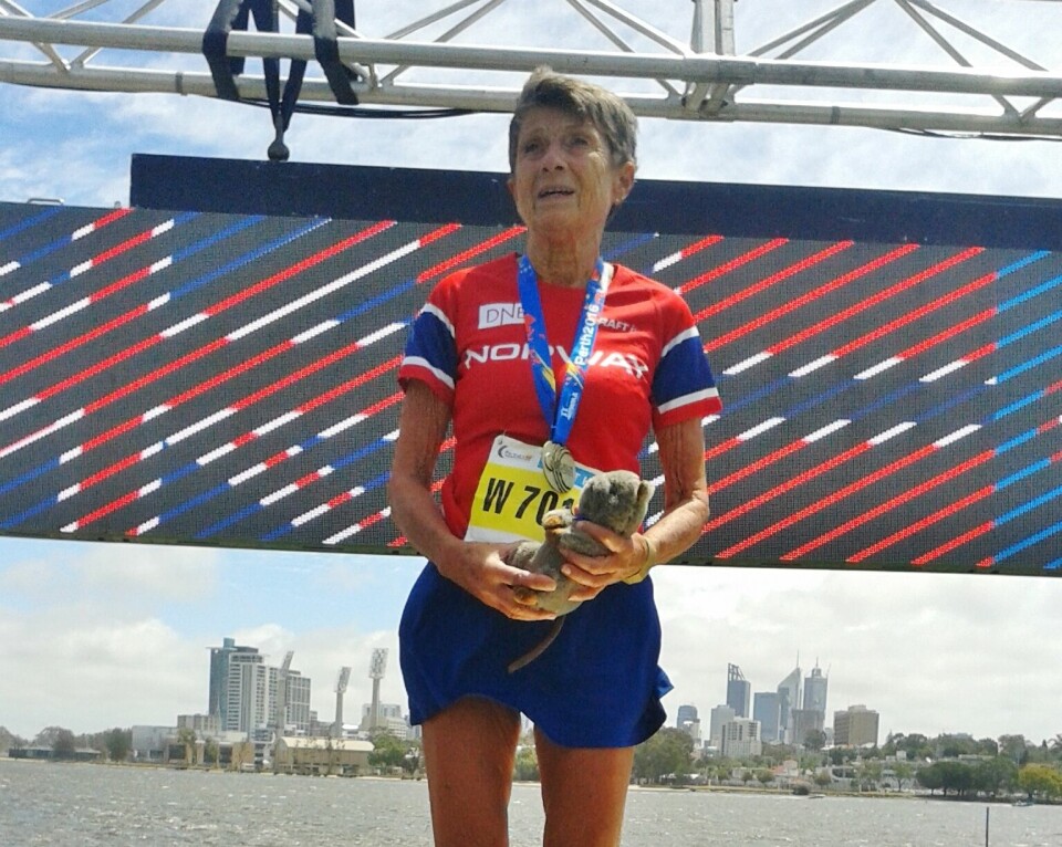 Vera Nystad på pallens øverste trinn etter maraton i veteran-VM (foto: Turid Veggeland). Vera Nystad på pallens øverste trinn etter maraton i veteran-VM (foto: Turid Veggeland).