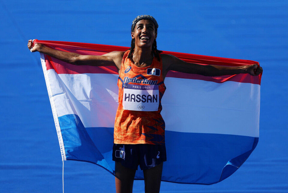 Sifan Hassan gjorde det umulige: Den tredje OL-medaljen ble et maratongull Sifan Hassan med flagget_2b-foto-WA.jpg