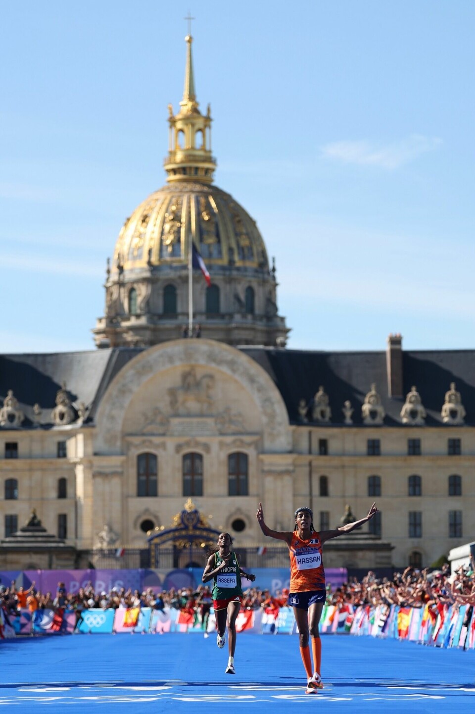 Sifan Hassan gjorde det umulige: Den tredje OL-medaljen ble et maratongull Sifan Hassan og Les Invalides-foto-WA.jpg