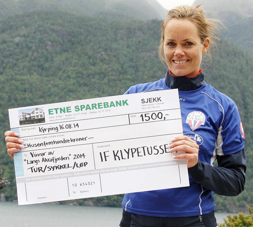 467.000 til kreftsaken mens Maryna Novik knuste rekorden i Åkrafjorden Synnoeve_Saevareid_trekker_gavesjekk_IMG_0969.jpg