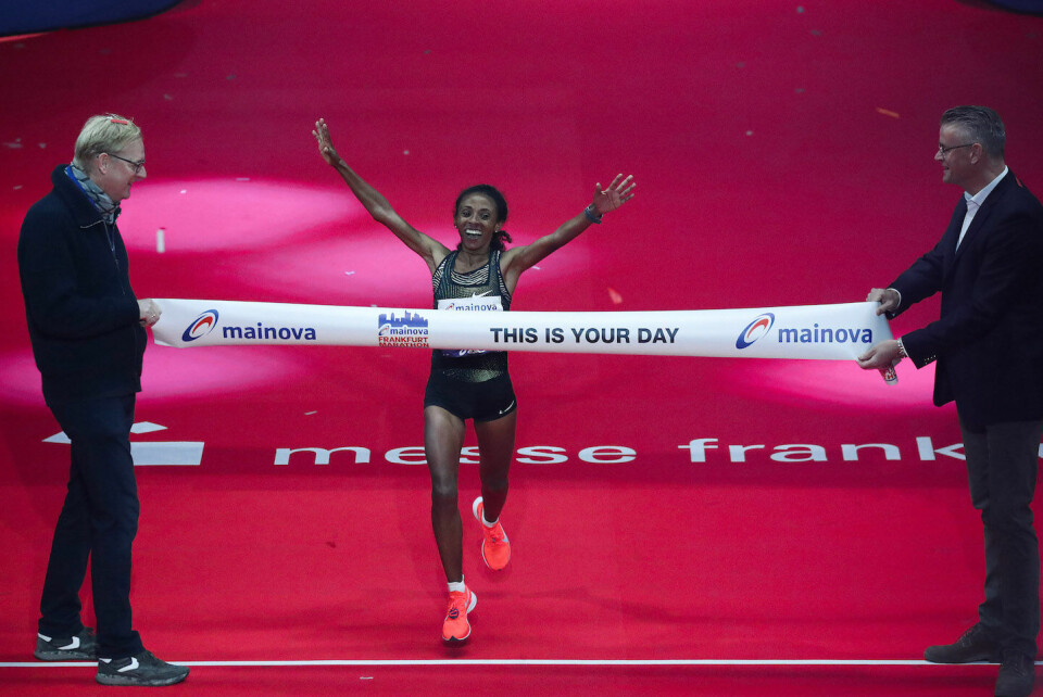 Meskerem Assefa Etiopia vinner Frankfurt Marathon på 2:20:36 som er løyperekord. Foto: www.photorun.net 2018 Frankfurt Marathon
