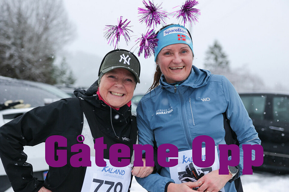 Unni Sten og Janne Jensen er her i mål i fjorårets Gåtene Opp, og de er klare for nyttårsfeiring! Unni Sten og Janne Jensen